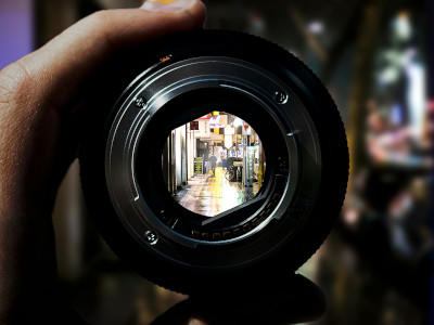 Fotógrafo independiente cubriendo un evento