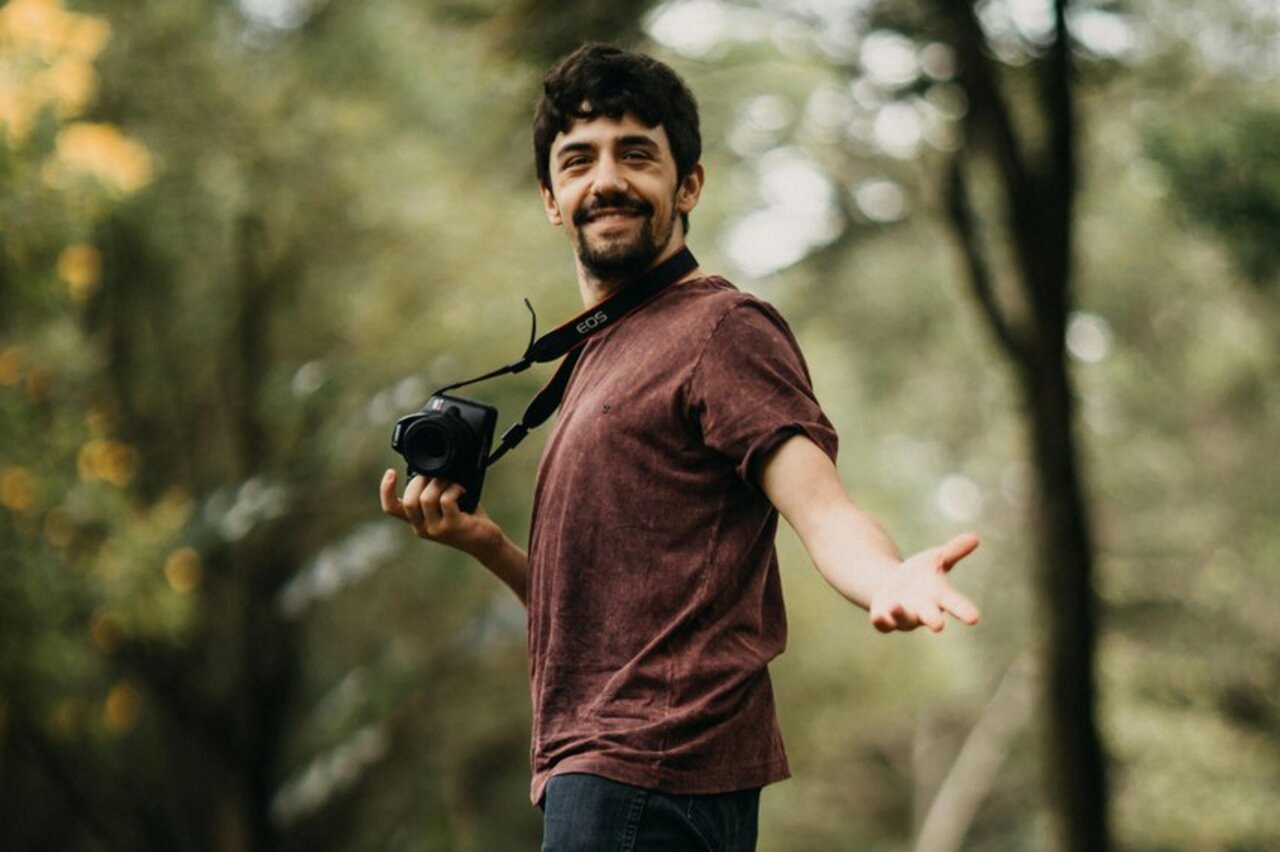 Fotógrafo sonriente y relajado mientras su negocio vende solo