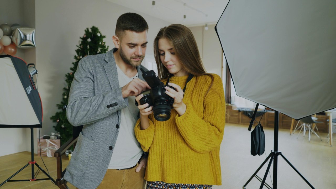 Cliente contactando a un fotógrafo para contratarlo