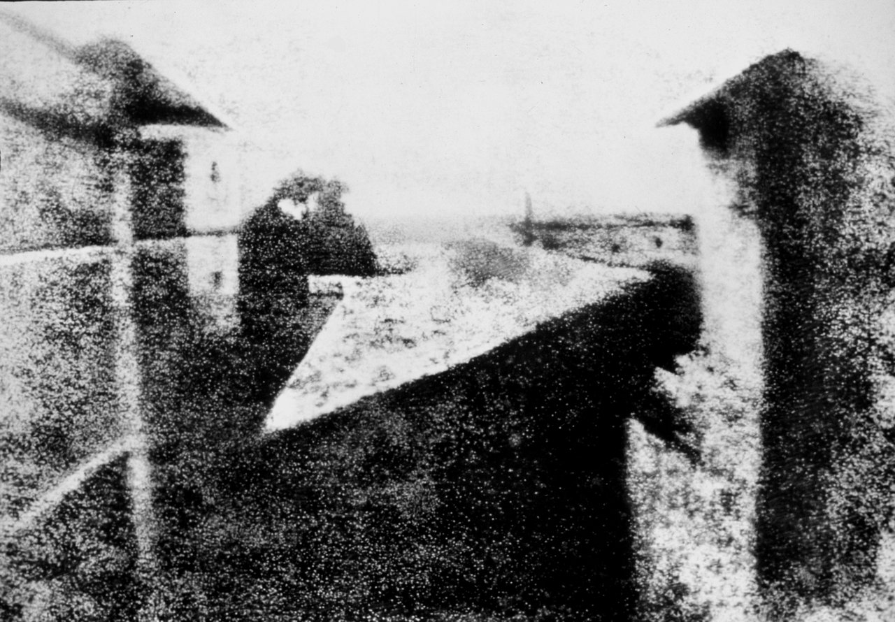 Vista desde la ventana en Le Gras de Joseph Nicéphore Niépce de 1827, primera fotografía conocida que sobrevive, imagen heliográfica monocroma muy degradada