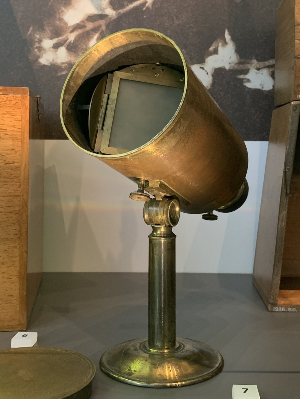 Cámara de daguerrotipo de madera oscura atribuida a Thomas Davidson de 1840, diseño tipo caja deslizante con lente de bronce frontal, expuesta sobre fondo neutro de museo