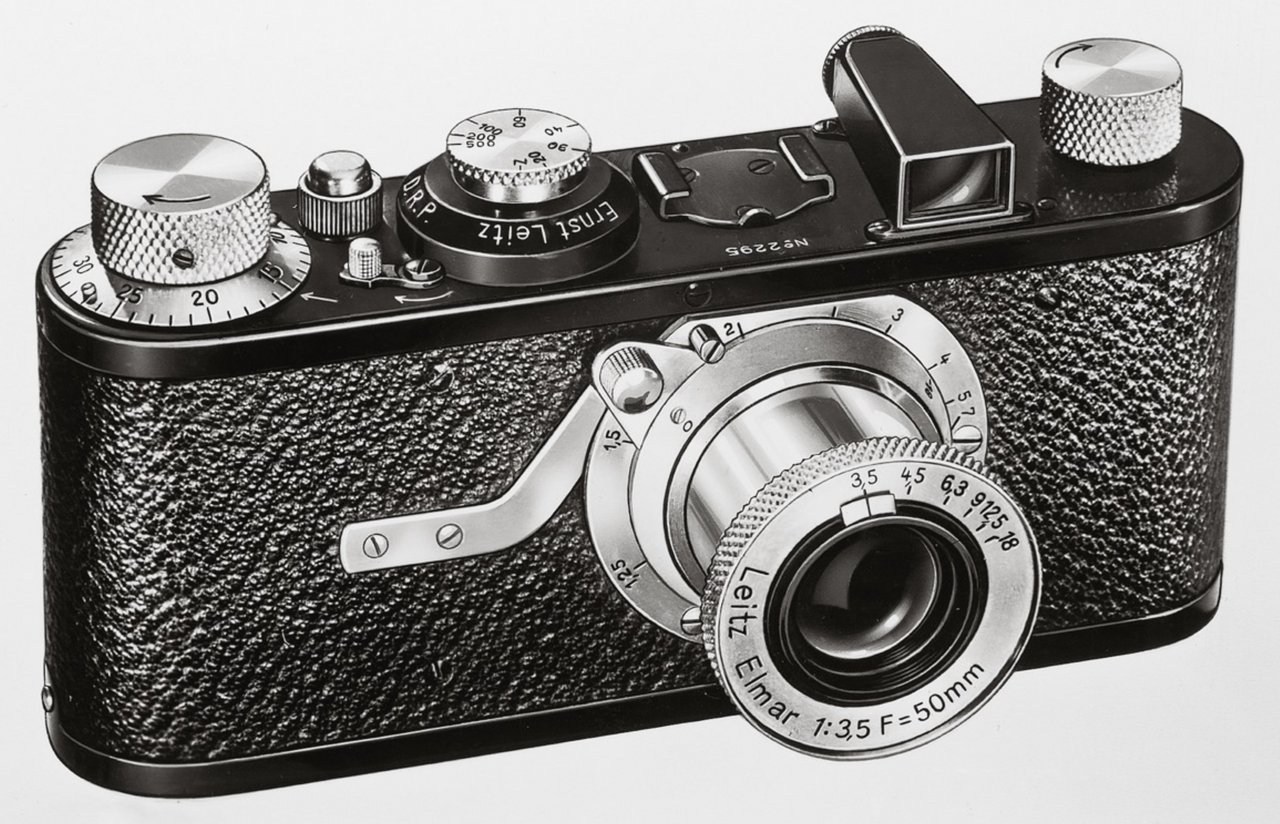 Cámara Leica I del catálogo Leitz de 1925, primer modelo de 35mm de producción masiva, vista lateral en imagen de catálogo en blanco y negro