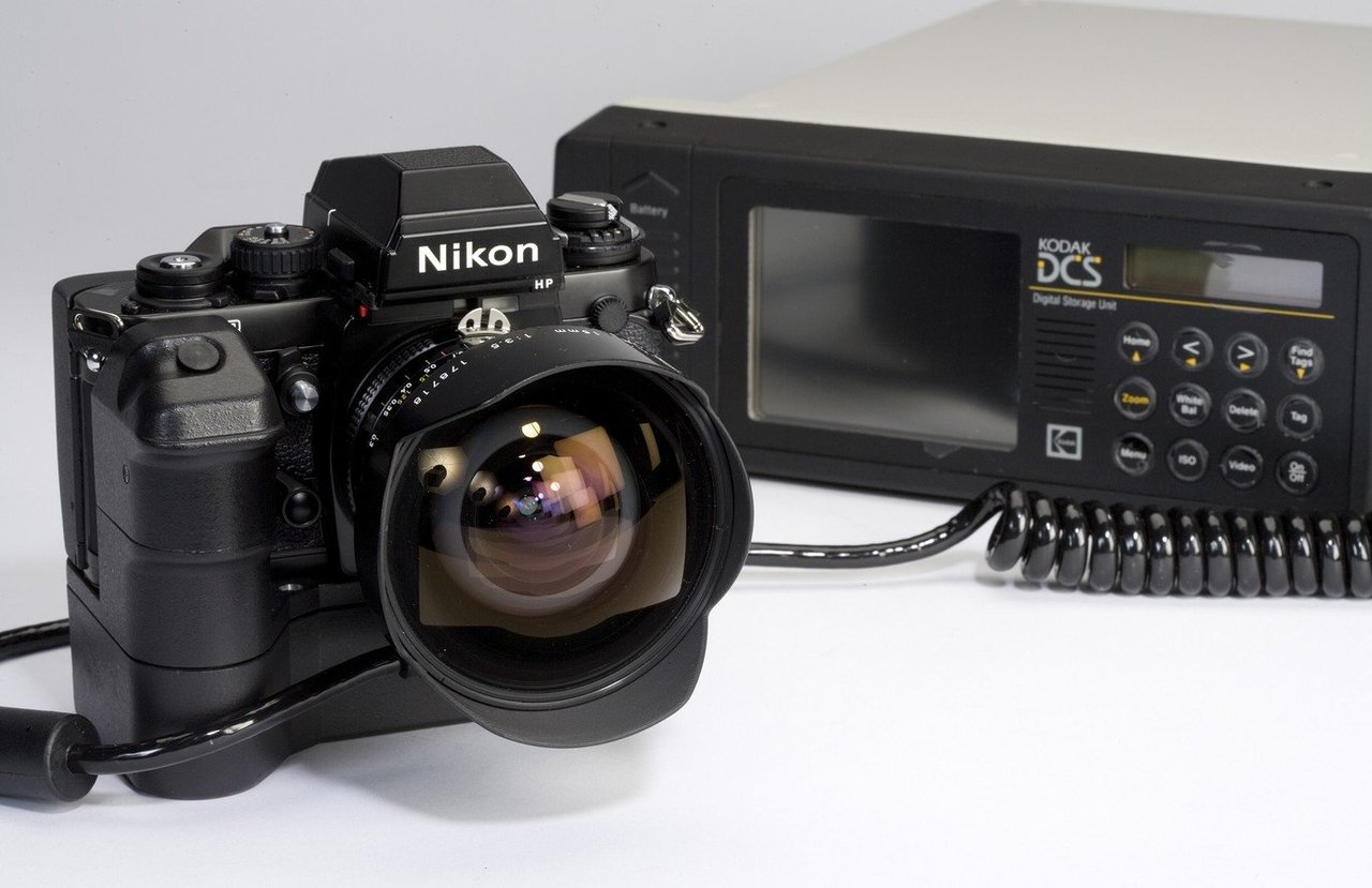Sistema Kodak DCS 100 de 1991, primera cámara DSLR comercial, basada en cuerpo Nikon F3 con unidad de almacenamiento digital externa abultada