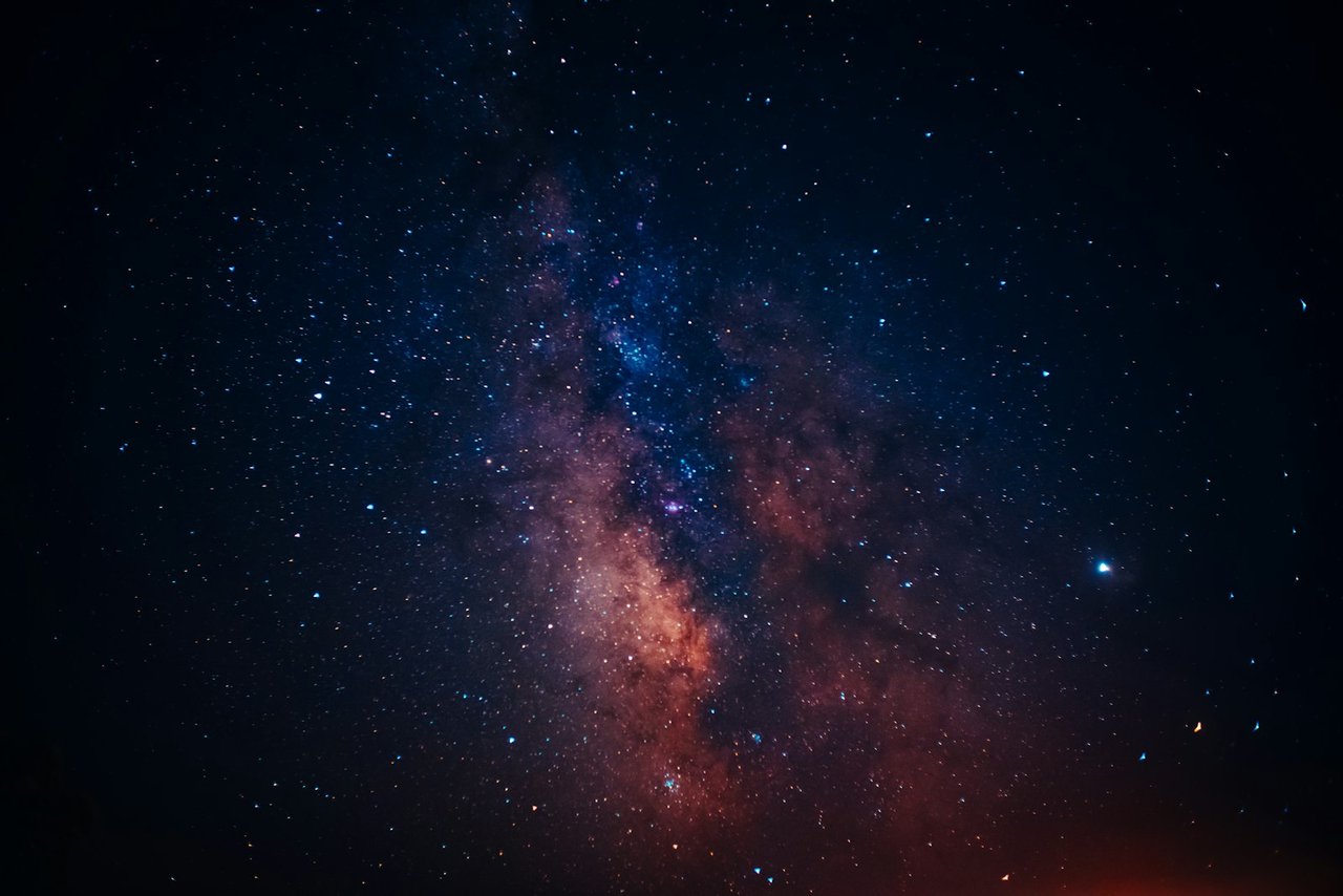 Centro de la Vía Láctea ya revelado, con las nubes de polvo oscuras separadas del fondo y las zonas rojizas de nebulosidad visibles