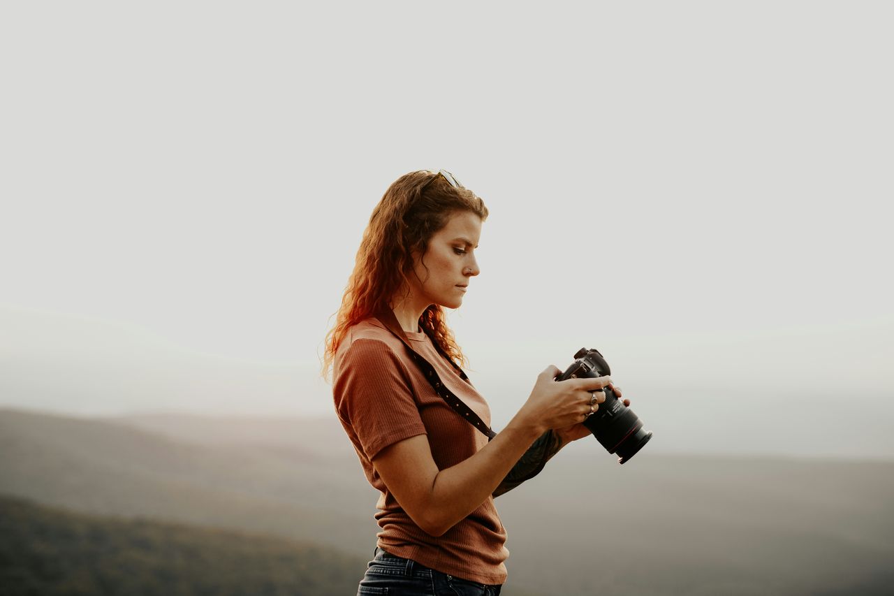 Fotógrafa profesional trabajando en computadora con galería de fotos editadas lista para exportación y entrega