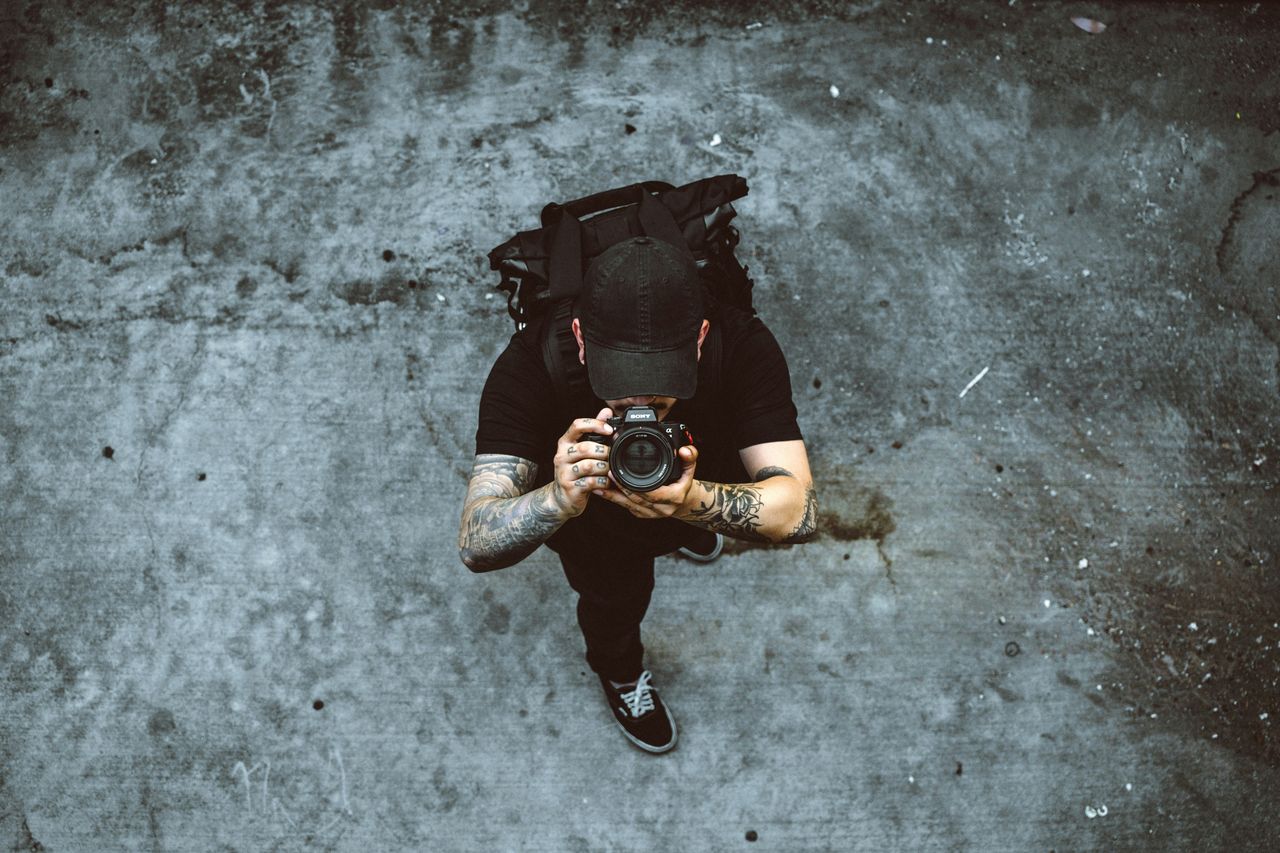 Fotógrafo profesional capturando imágenes desde ángulo cenital