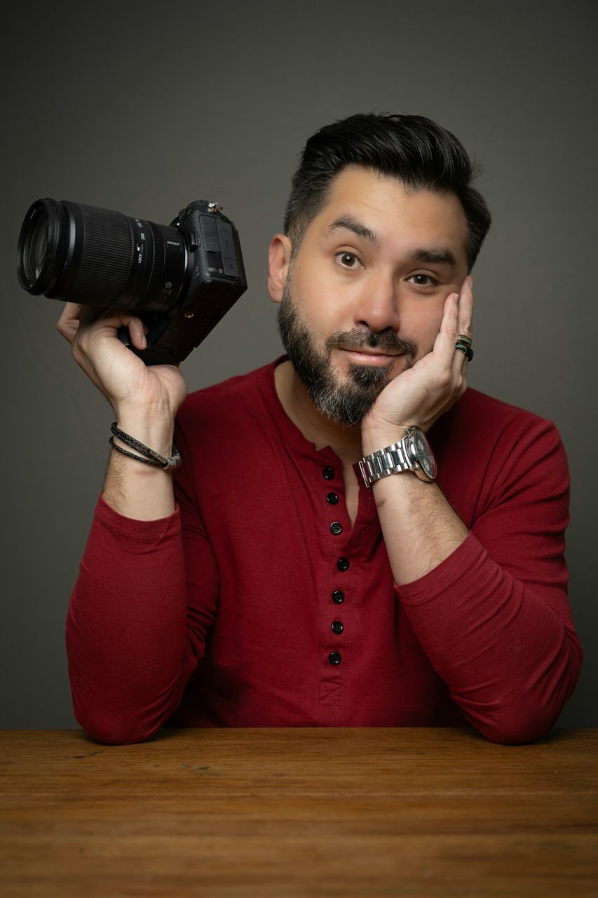 Fotógrafo profesional freelance con cámara listo para sesión de producto