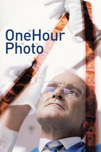 Afiche de Retratos de una obsesión, One Hour Photo, de 2002 con Robin Williams