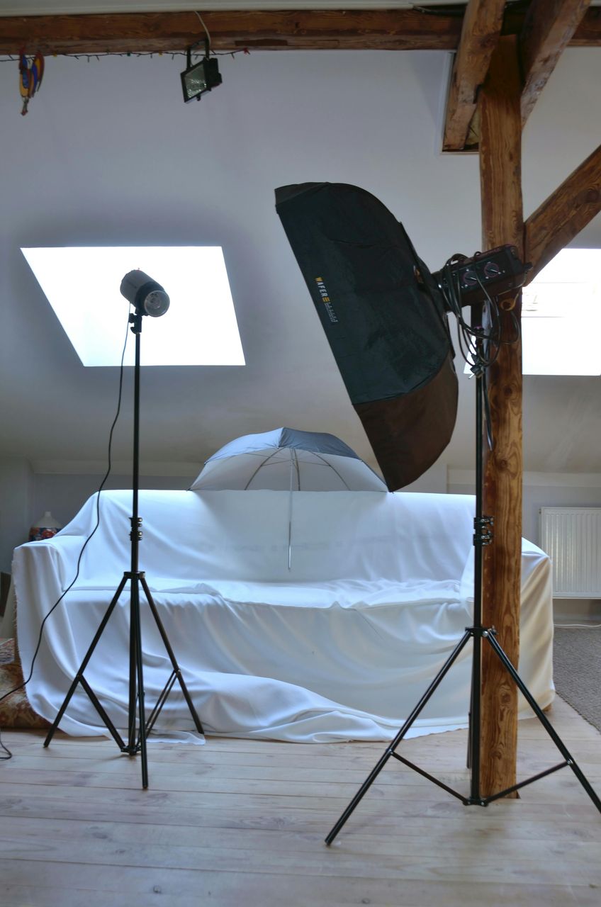 Home studio en altillo con softbox y paraguas de iluminación, ejemplo de iluminación fotográfica en espacio chico