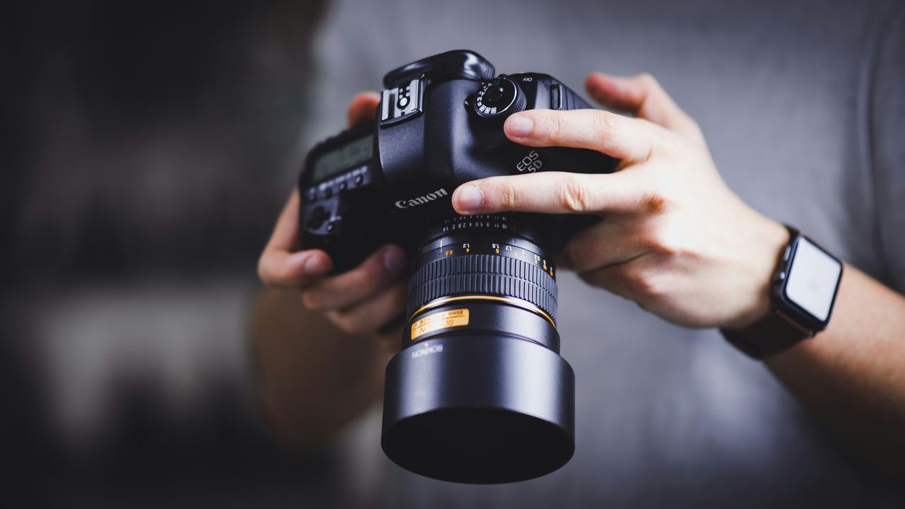Fotografía de producto con un solo flash y fondo casero: el setup mínimo que funciona